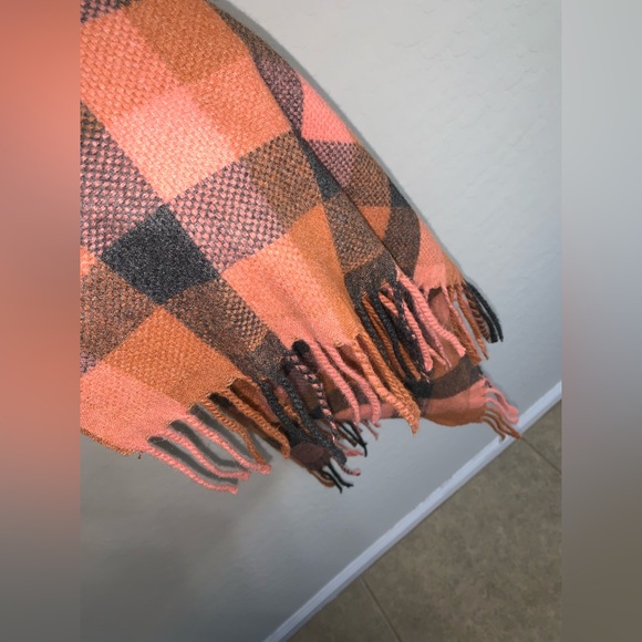 NWOT Unisex Universal Thread Soft Plaid Blanket Wrap Scarf With Twisted Fringe - Picture 4 of 7